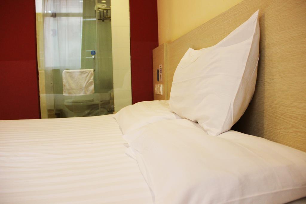 Hanting Express Wuhan Jiang Han Road Walking Street Room photo